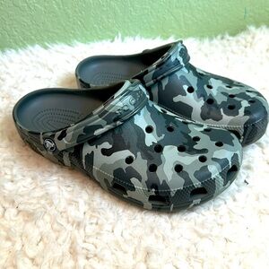 Crocs Women’s size 7 Men’s size 5